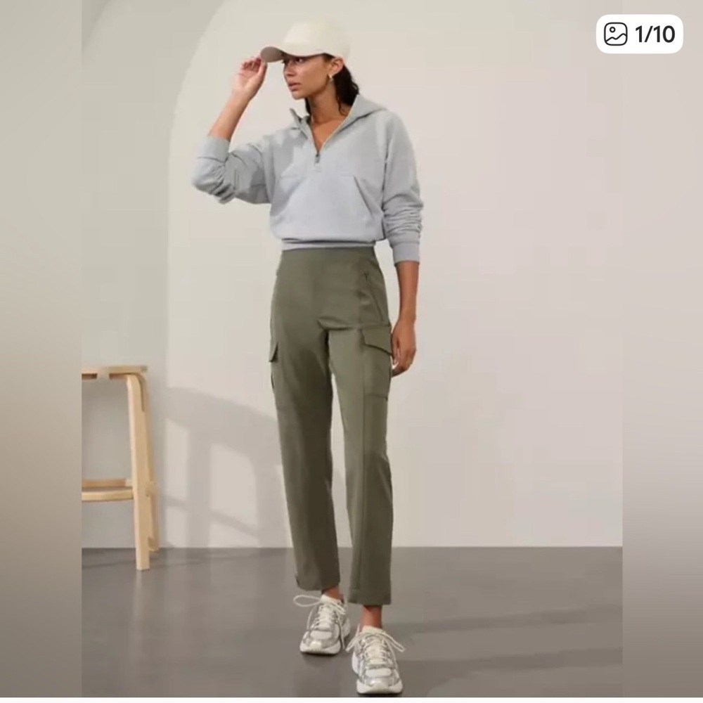 Athleta Women’s Endless Cargo Moss Pants size 6.
Excellent condition.